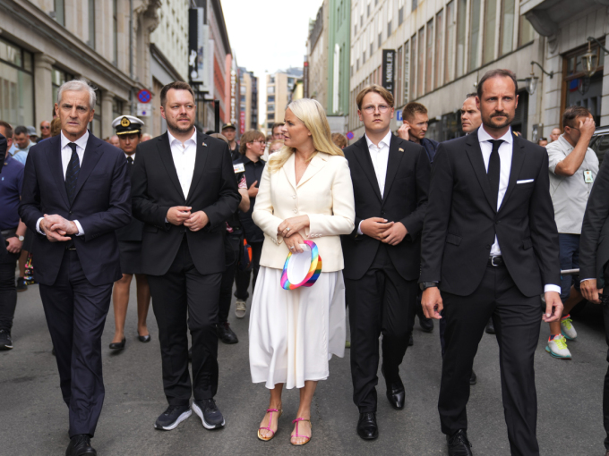 Crown Prince Haakon, Crown Princess Mette-Marit, Prince Sverre Magnus and Prime Minister Jonas Gahr Støre walk from Rosenkrantz gate to the London Pub. Photo: Javad Parsa / NTB
